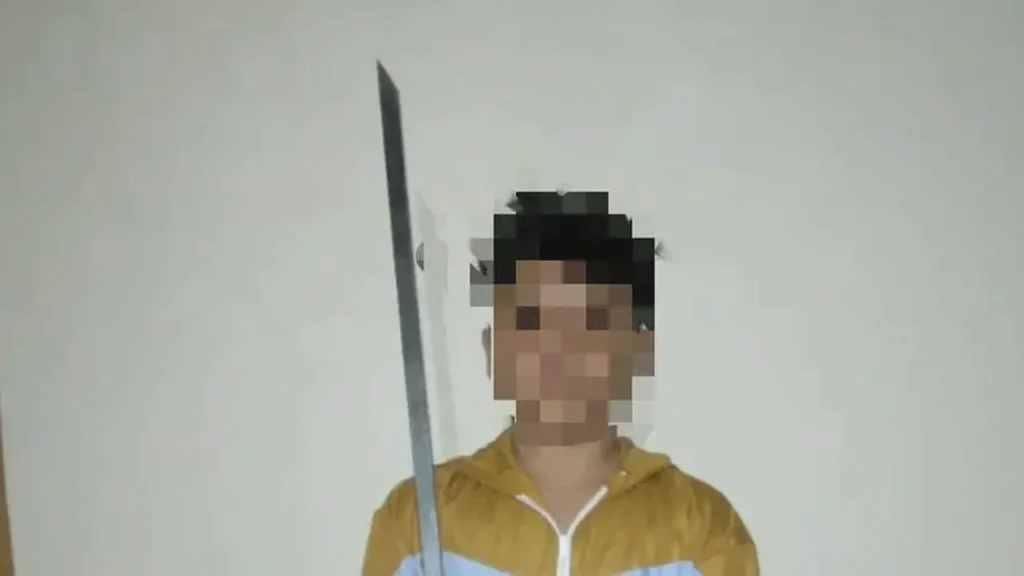 Wah, Nih Dia Penampakan Afif Maulana yang Keren Banget Pose Memegang Pedang Panjang!