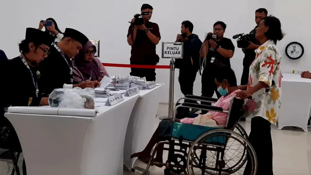Wamendagri Pastikan Hak Pemilih Disabilitas Terpenuhi di TPS Pilkada 2024