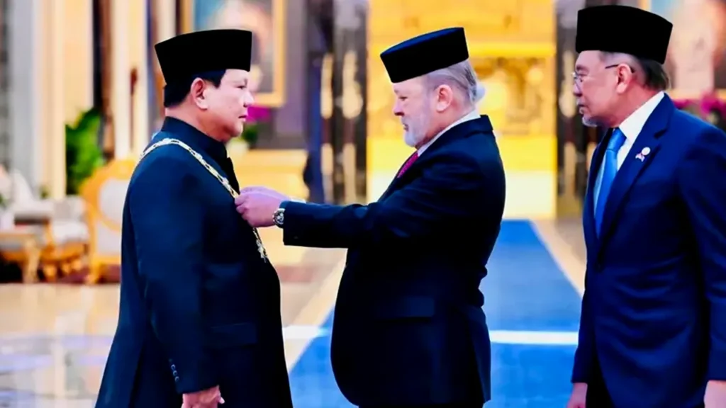 Presiden Prabowo Subianto Terima Tanda Kehormatan Darjah Kerabat Johor di Malaysia